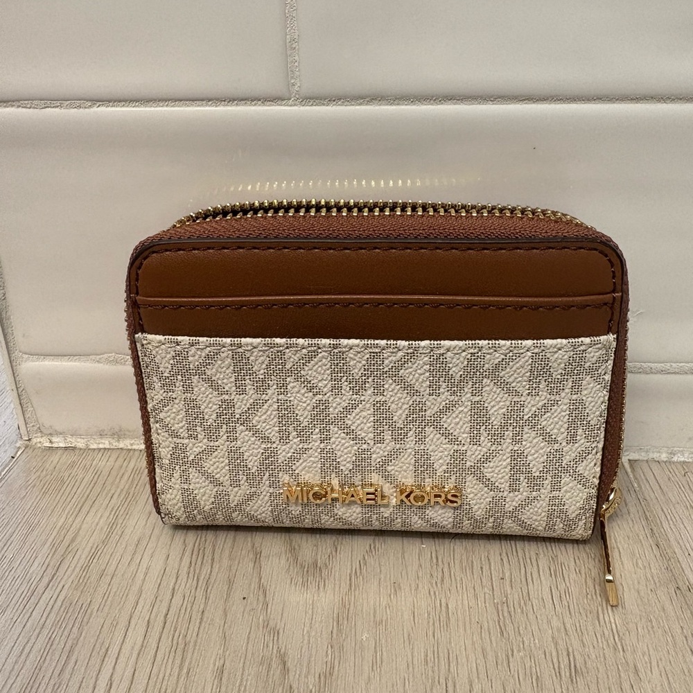 Brand New Michael Kors Jet Set zip Wallet